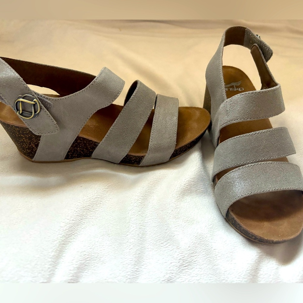 New and never worn Dansko Stacy suede sandals in taupe